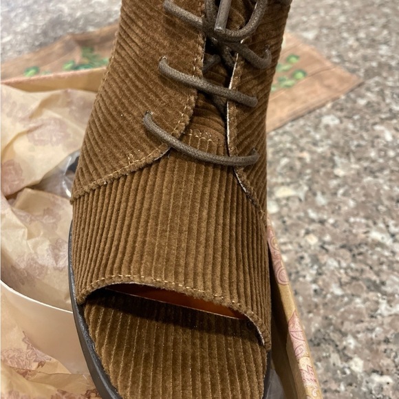 Brown Corduroy Lace-Up Women's Ankle Boots Band of Gypsies 7 - Picture 2 of 5